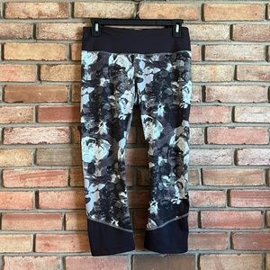 The North Face Black and White Athletic Capri Pants in Size Medium